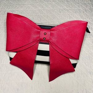 LIKE NEW! Betsey Johnson B&W Striped Crossbody Bag w Hot Pink Bow